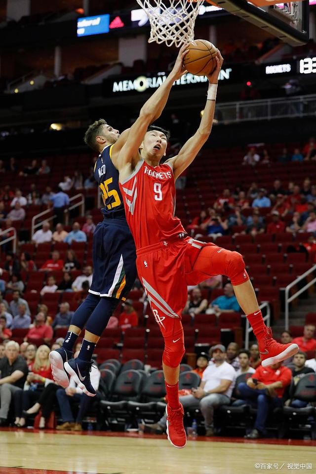 重庆队在比赛中打出高效进攻，轻松压制对手的简单介绍