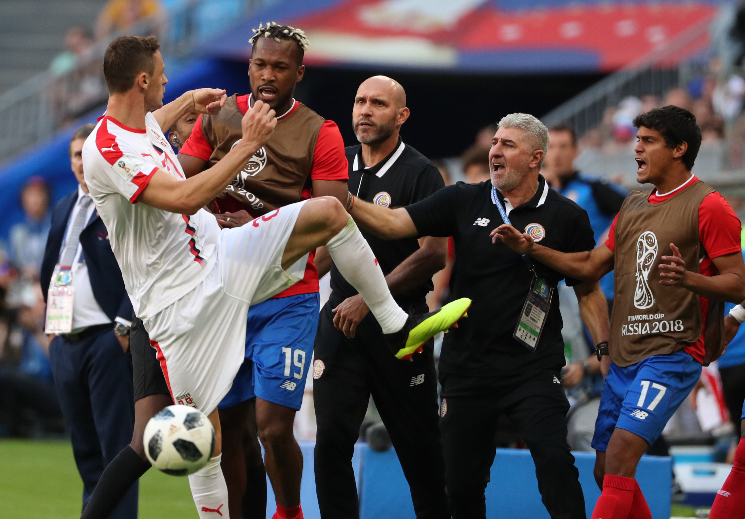 足球比赛场面火爆，球员状态火热表现抢眼