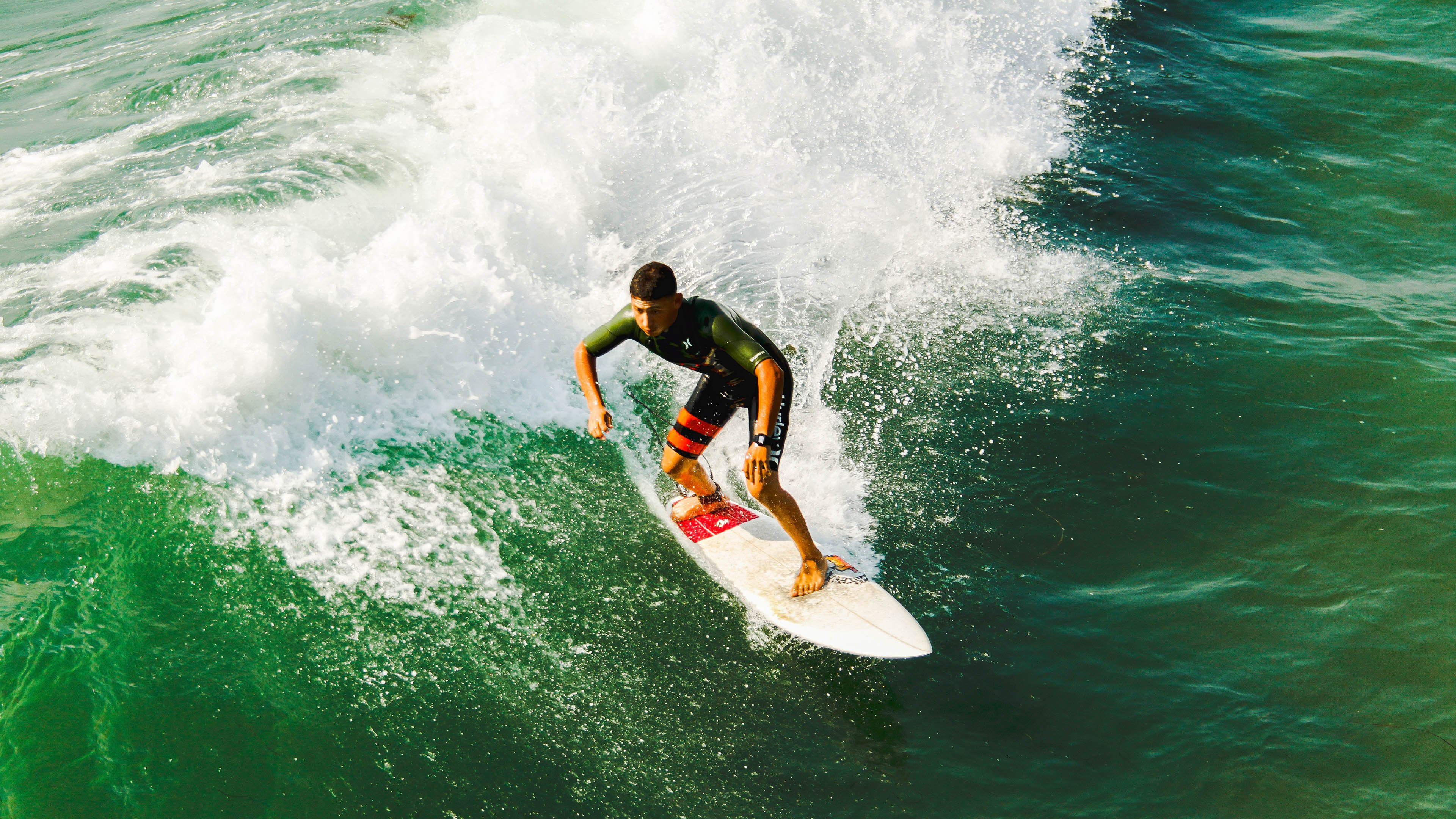 赛道上的双重奏，威廉姆斯逆转阿斯顿马丁，拉塞尔惊艳四座